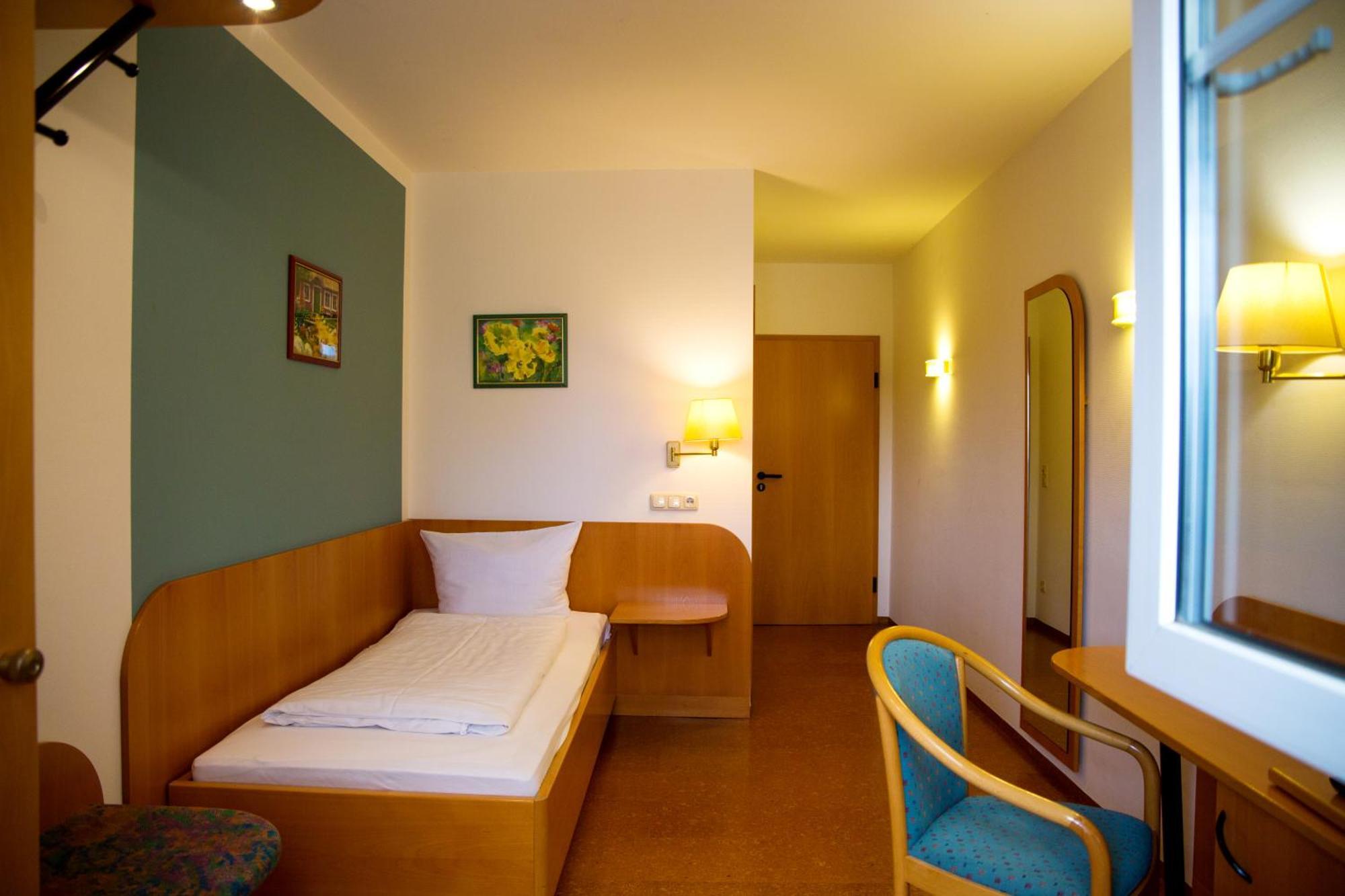 Hotel Zur Linde Gaedheim Экстерьер фото