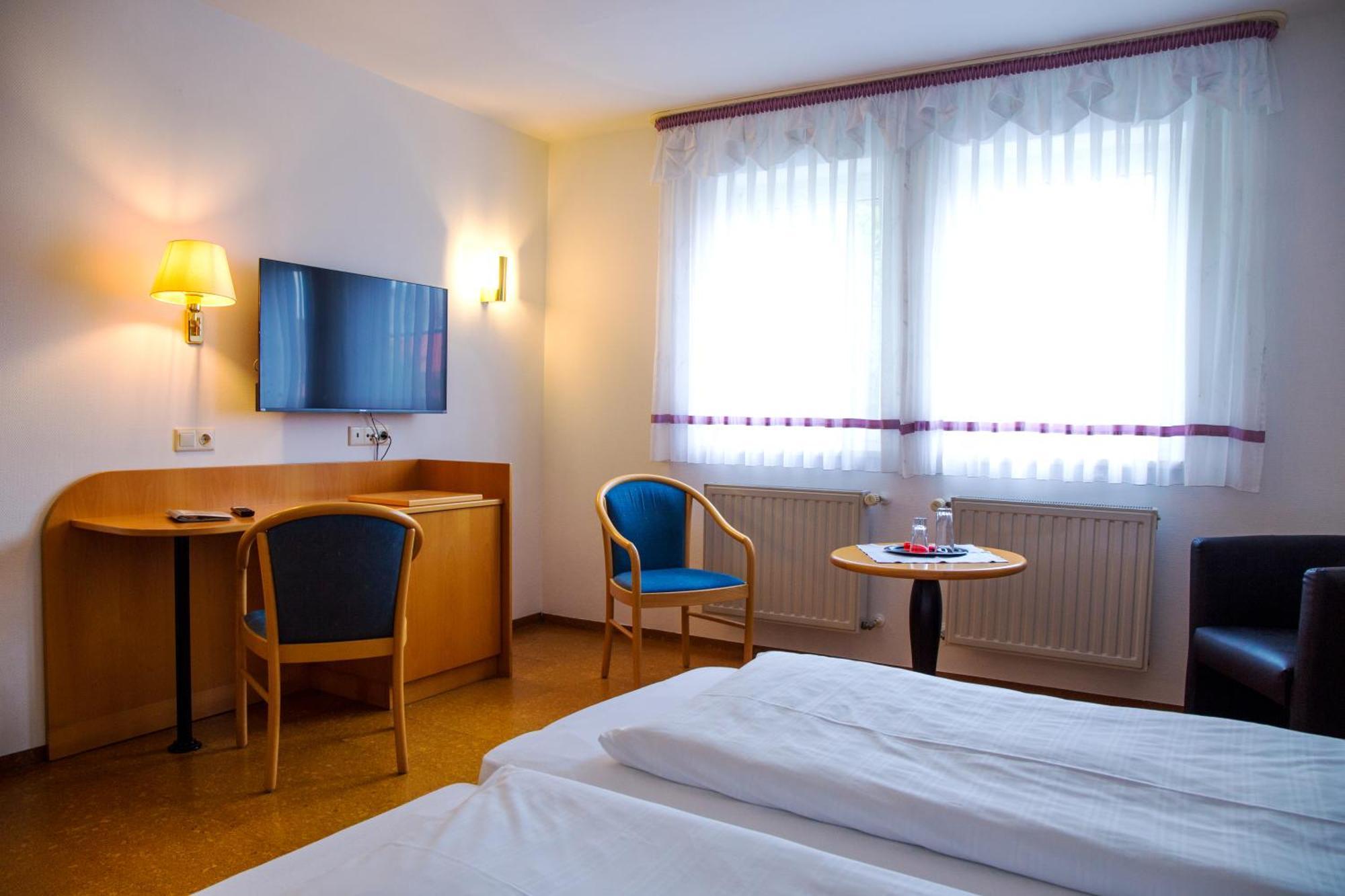 Hotel Zur Linde Gaedheim Экстерьер фото